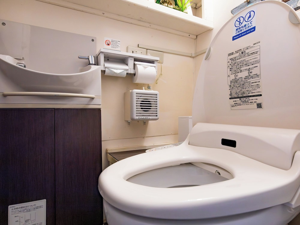 4 人部屋 バスルーム1 | AIR STREAM HOUSE 仲宗根