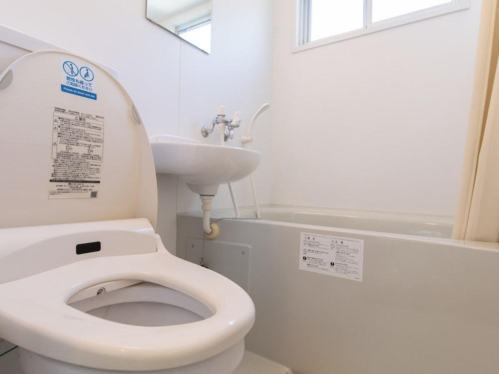 4 人部屋 バスルーム2 | AIR STREAM HOUSE 仲宗根