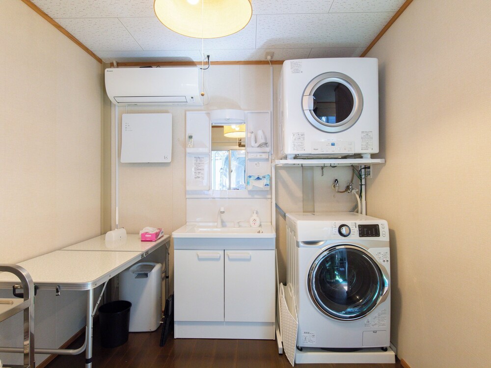 4 人部屋 バスルーム0 | AIR STREAM HOUSE 仲宗根