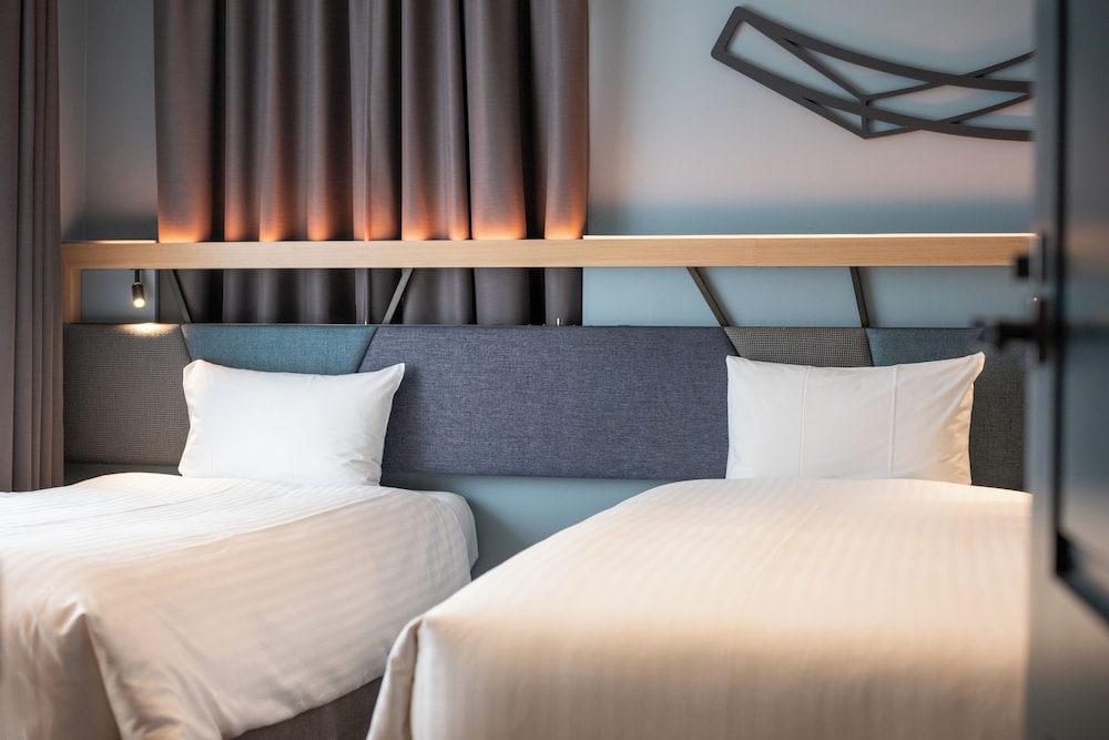 ツインルーム 禁煙 客室2 | クインテッサホテル大阪梅田 Comic＆Books