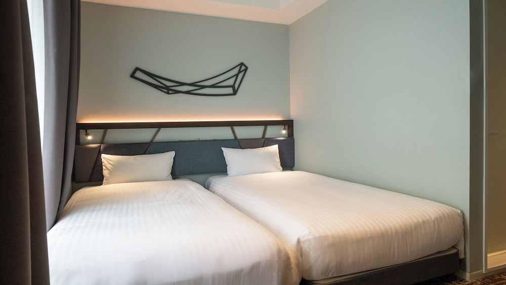 ツインルーム 禁煙 客室1 | クインテッサホテル大阪梅田 Comic&Books