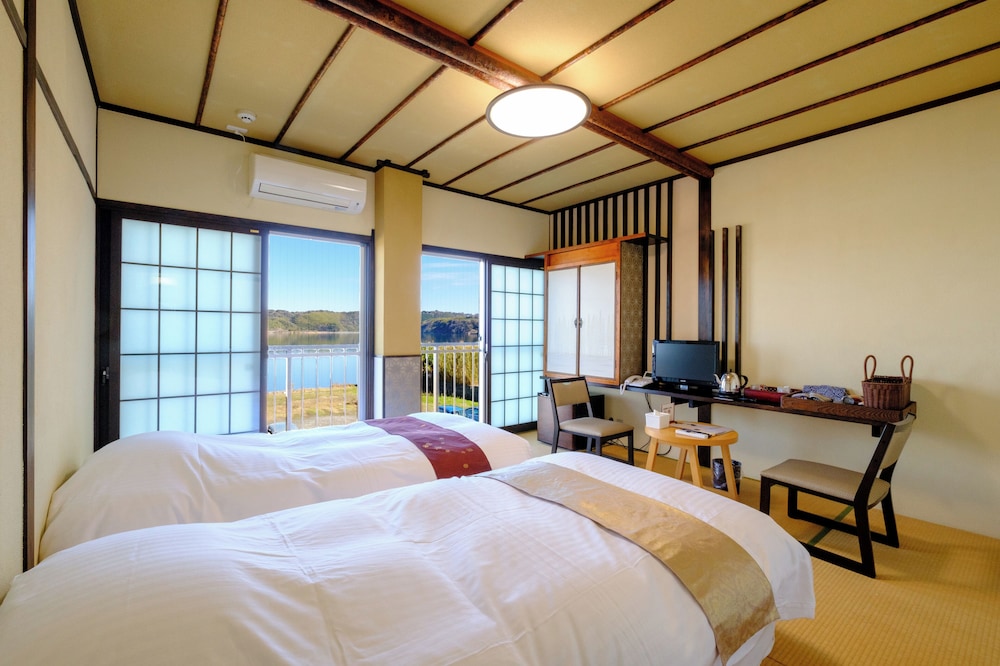 エコノミー ツインルーム 禁煙 客室1 | はわい温泉　鹿鳴館