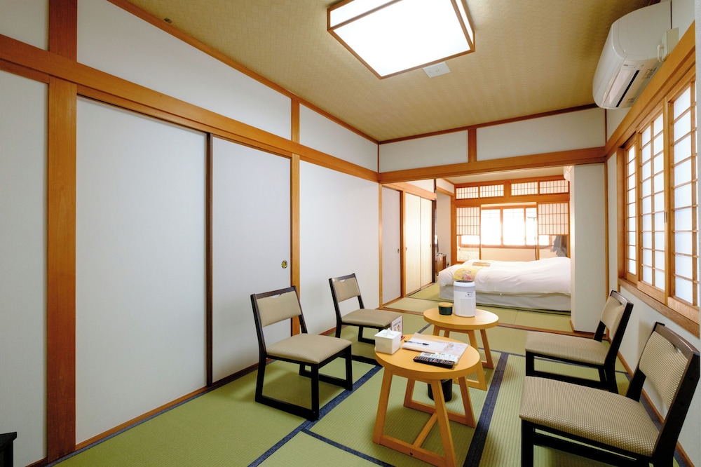 スーペリア ツインルーム シティビュー 客室1 | はわい温泉　鹿鳴館