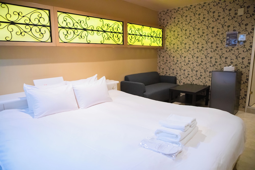 クイーンルーム (セレーナブルーム) 禁煙 客室1 | ホテル リマ ショコラ