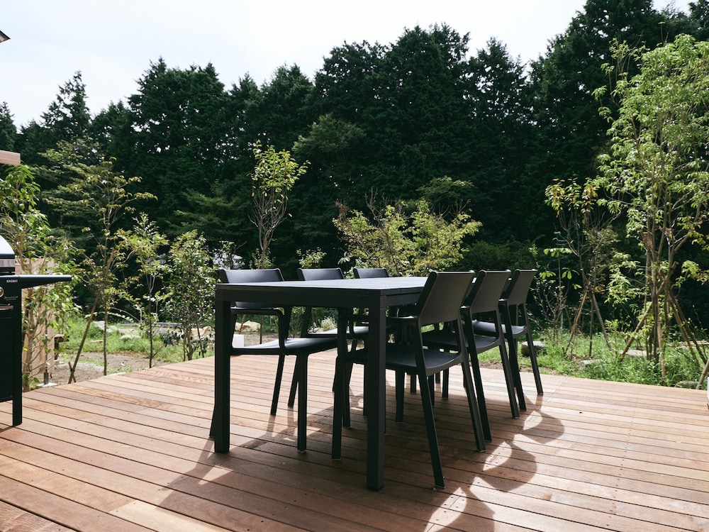 スーペリア 4 人部屋 ガーデンビュー 客室内のダイニングエリア0 | GEOSPOT MOTOHAKONE A