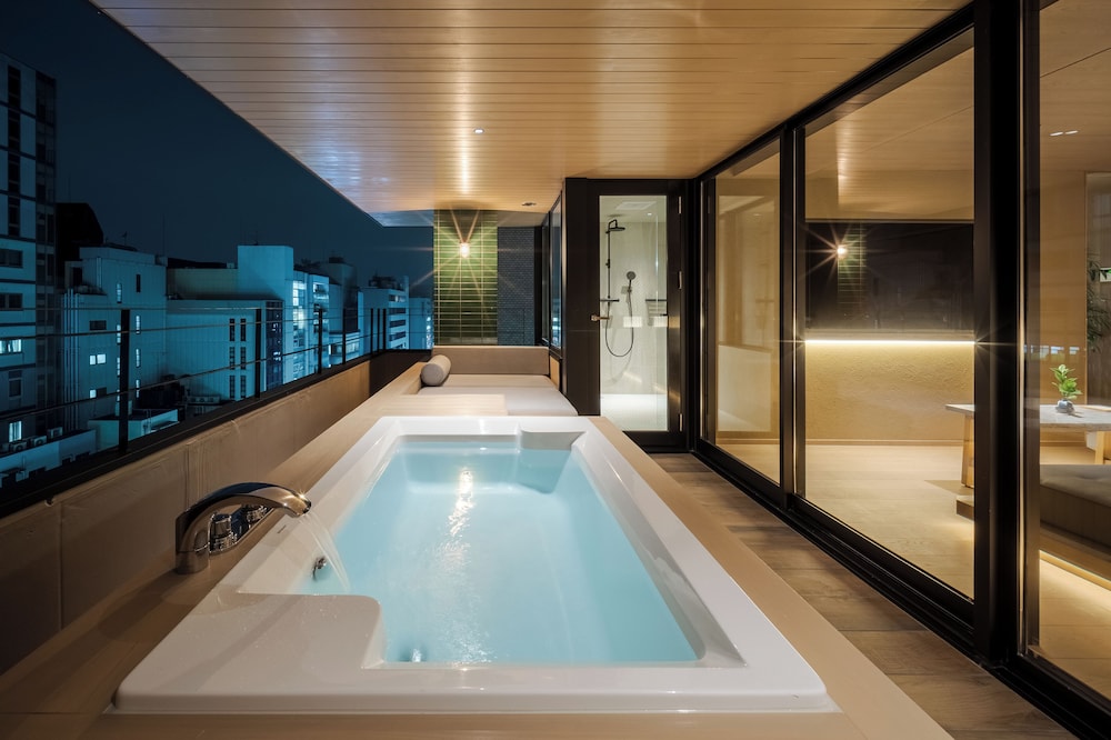 デラックス スイート 2 ベッドルーム シティビュー バスルーム1 | MOKU KYOTO