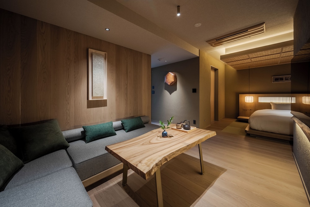 プレミアム スタジオスイート プライベートプール シティビュー リビング エリア1 | MOKU KYOTO