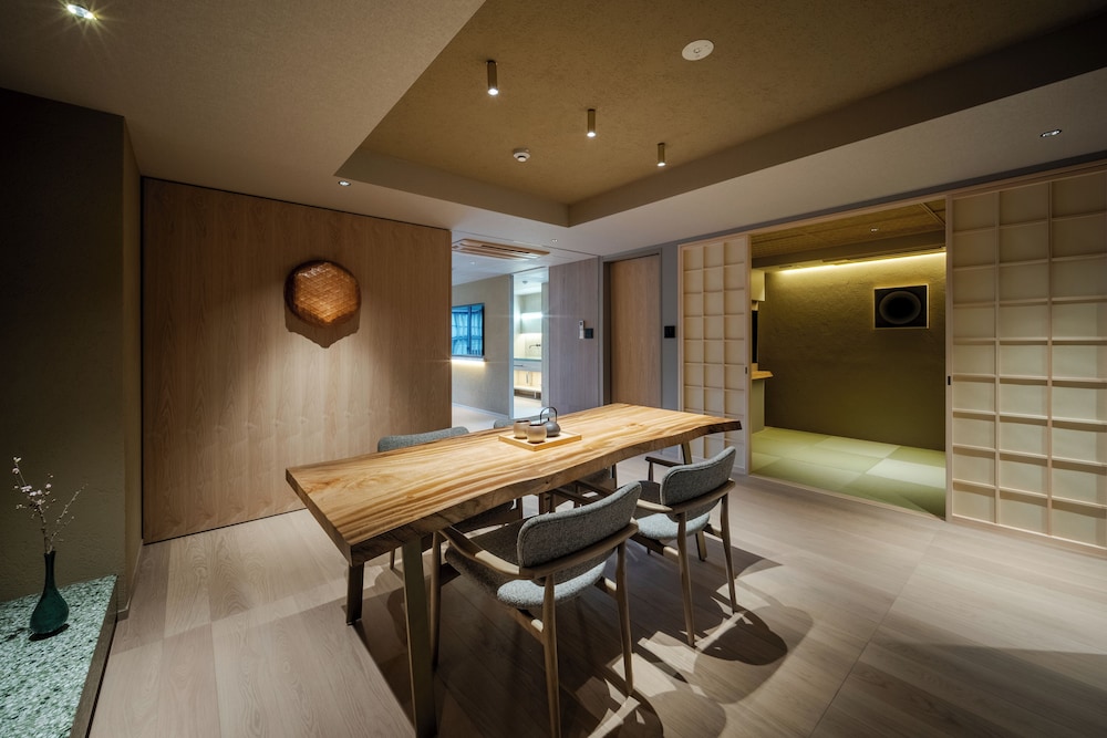 デラックス スイート 2 ベッドルーム シティビュー 客室内のダイニングエリア2 | MOKU KYOTO