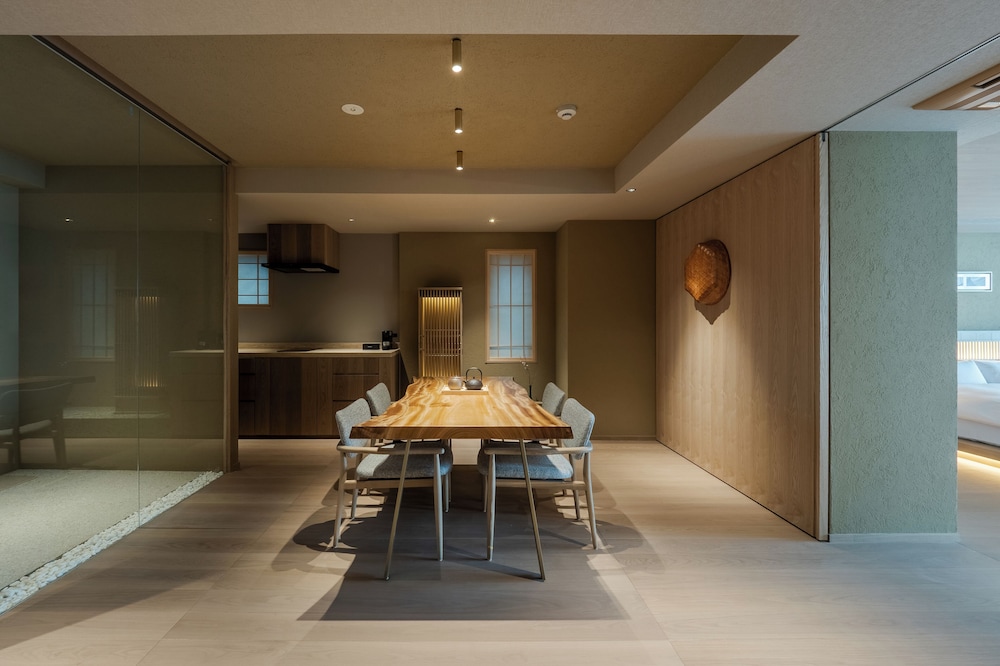 デラックス スイート 2 ベッドルーム シティビュー 客室内のダイニングエリア1 | MOKU KYOTO