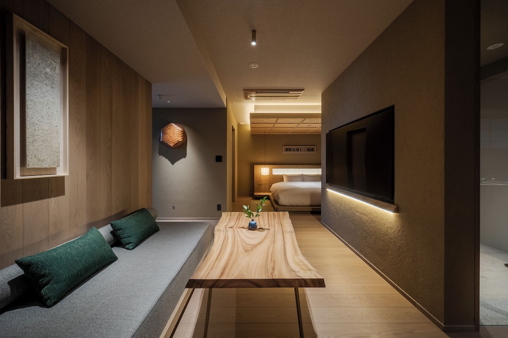 プレミアム スタジオスイート プライベートプール シティビュー リビング エリア0 | MOKU KYOTO