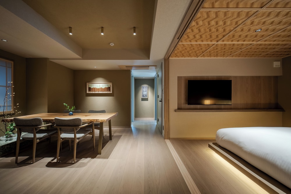 ファミリー スイート 2 ベッドルーム シティビュー 客室内のダイニングエリア0 | MOKU KYOTO