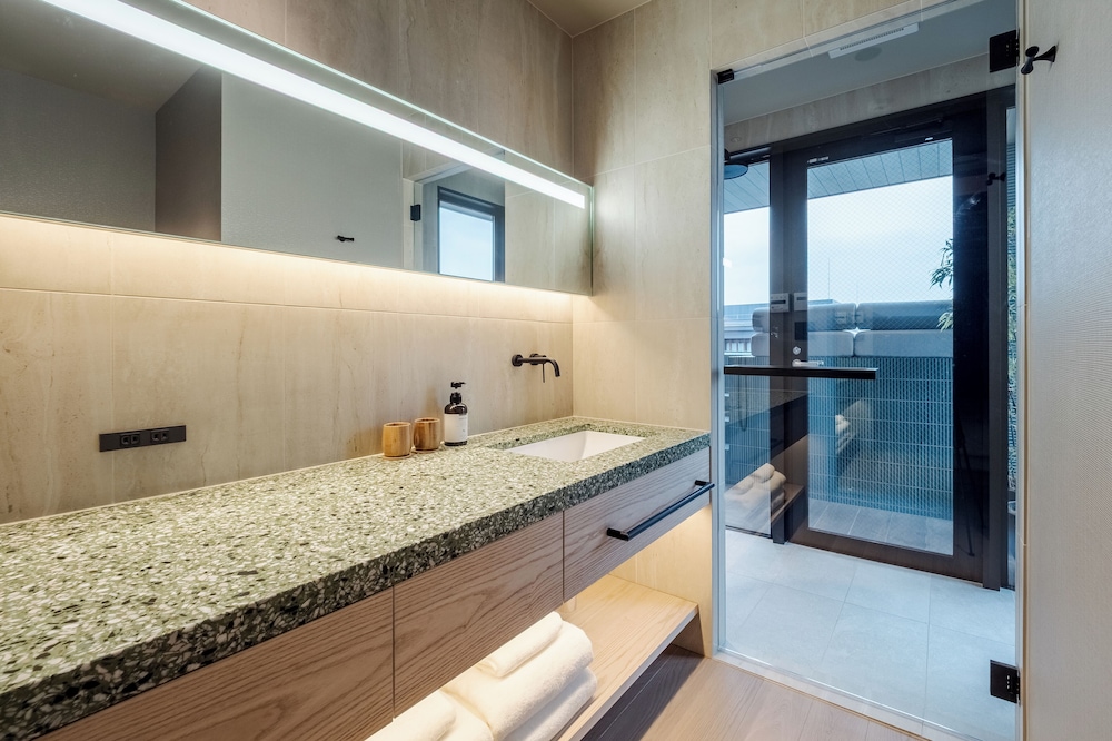 プレミアム スタジオスイート プライベートプール シティビュー バスルーム0 | MOKU KYOTO