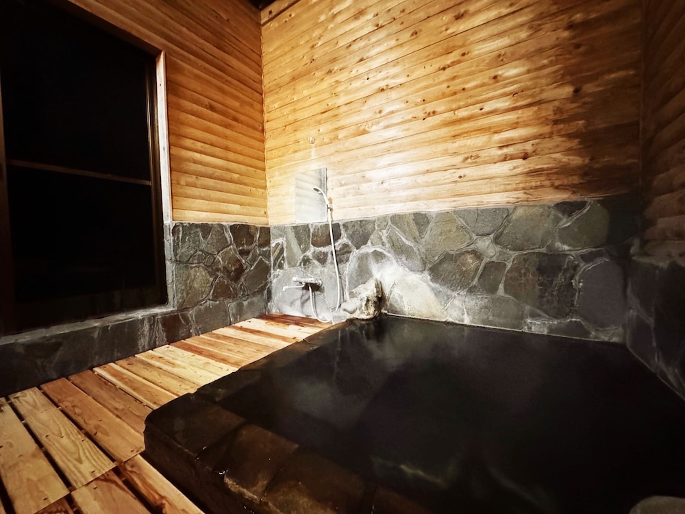 春(HARU) / 2F / 和室 / 外部風呂付き 禁煙 バスルーム2 | 旅館 ゆふもみじ