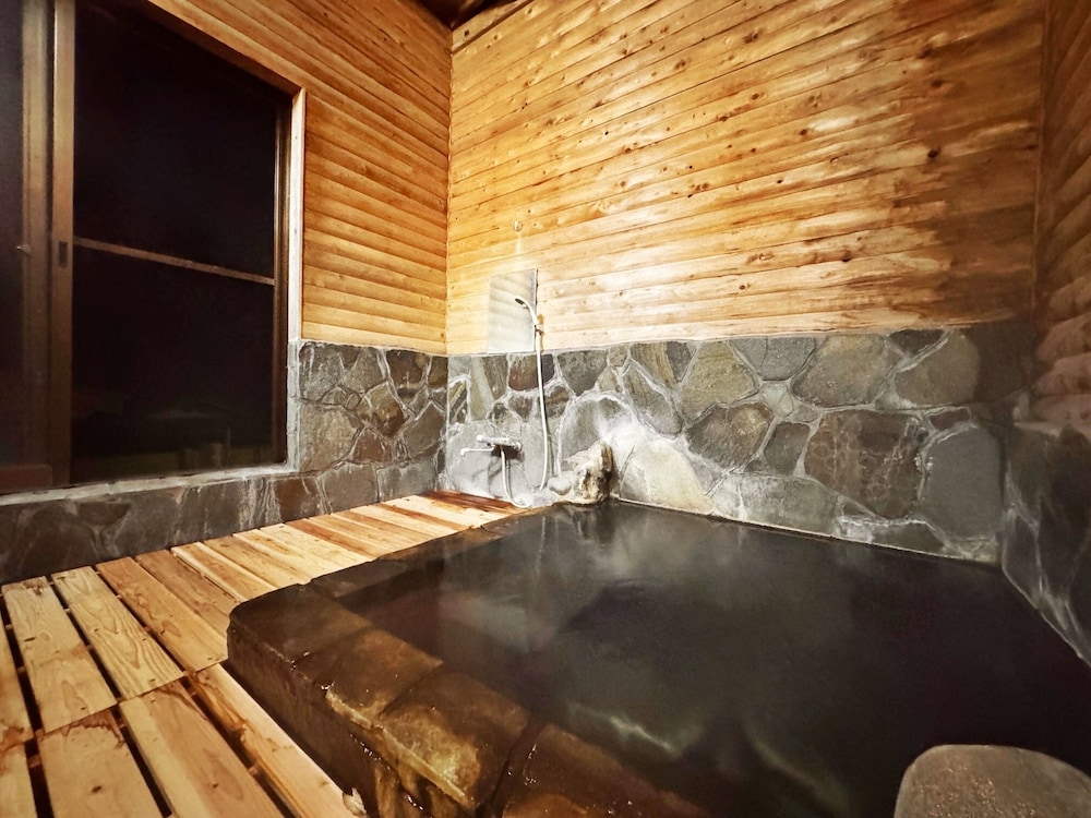 春(HARU) / 2F / 和室 / 外部風呂付き 禁煙 バスルーム1 | 旅館 ゆふもみじ