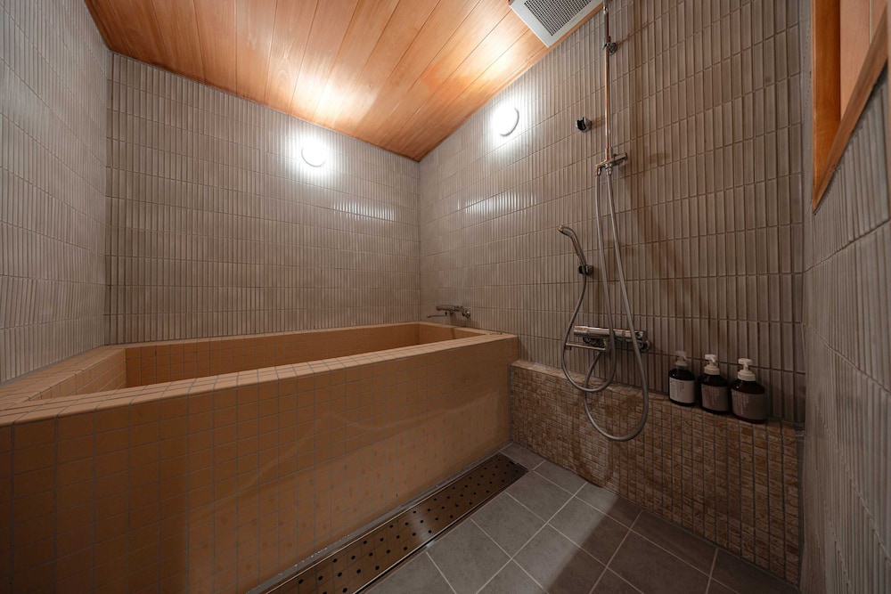 米勝別邸 古民家 二階専有 (フロント施設から220m) バスルーム0 | 中尾甚六HOTEL