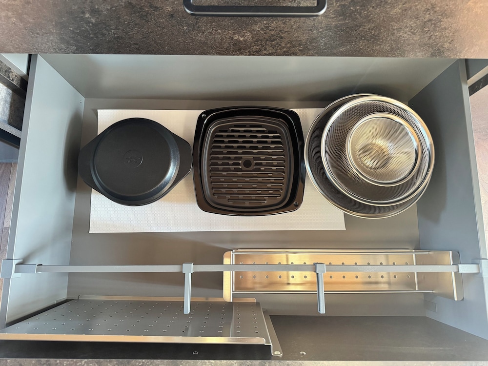 デラックス ヴィラ 3 ベッドルーム 客室内のダイニングエリア6 | The Villa Hotels -SAPPORO-