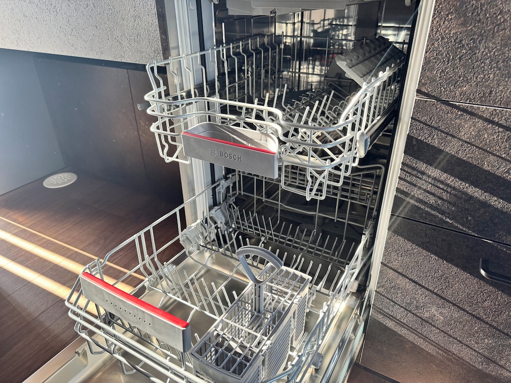 デラックス ヴィラ 3 ベッドルーム 客室内のダイニングエリア4 | The Villa Hotels -SAPPORO-