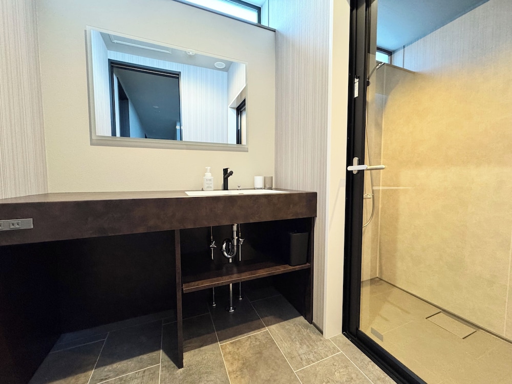 デラックス ヴィラ 3 ベッドルーム バスルーム1 | The Villa Hotels -SAPPORO-