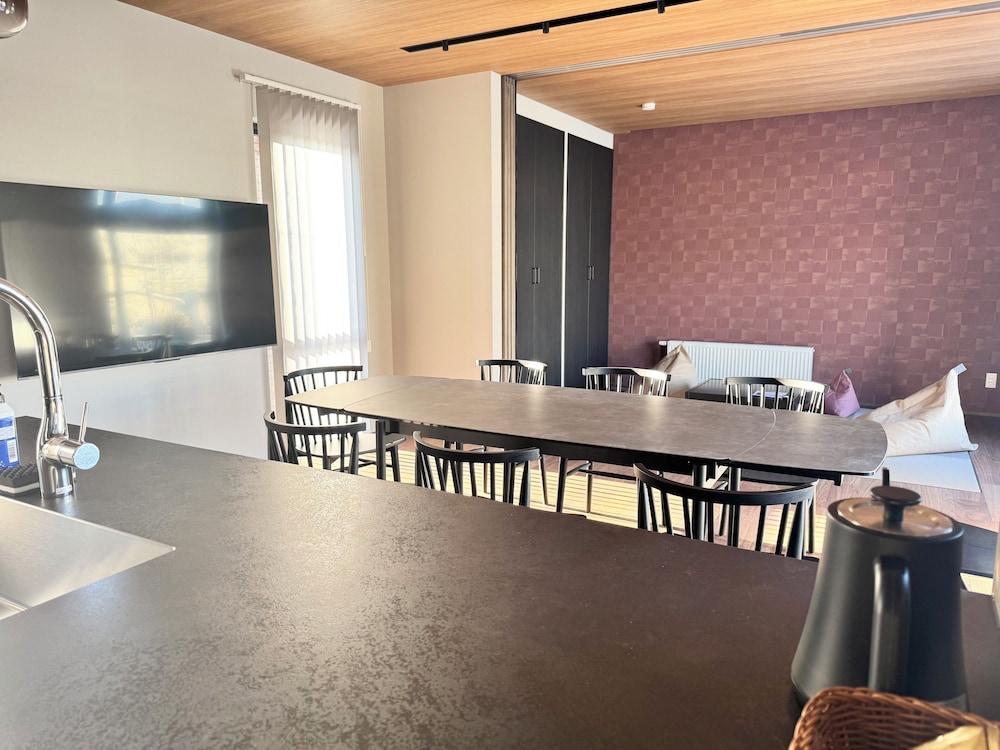 デラックス ヴィラ 3 ベッドルーム 客室内のダイニングエリア7 | The Villa Hotels -SAPPORO-