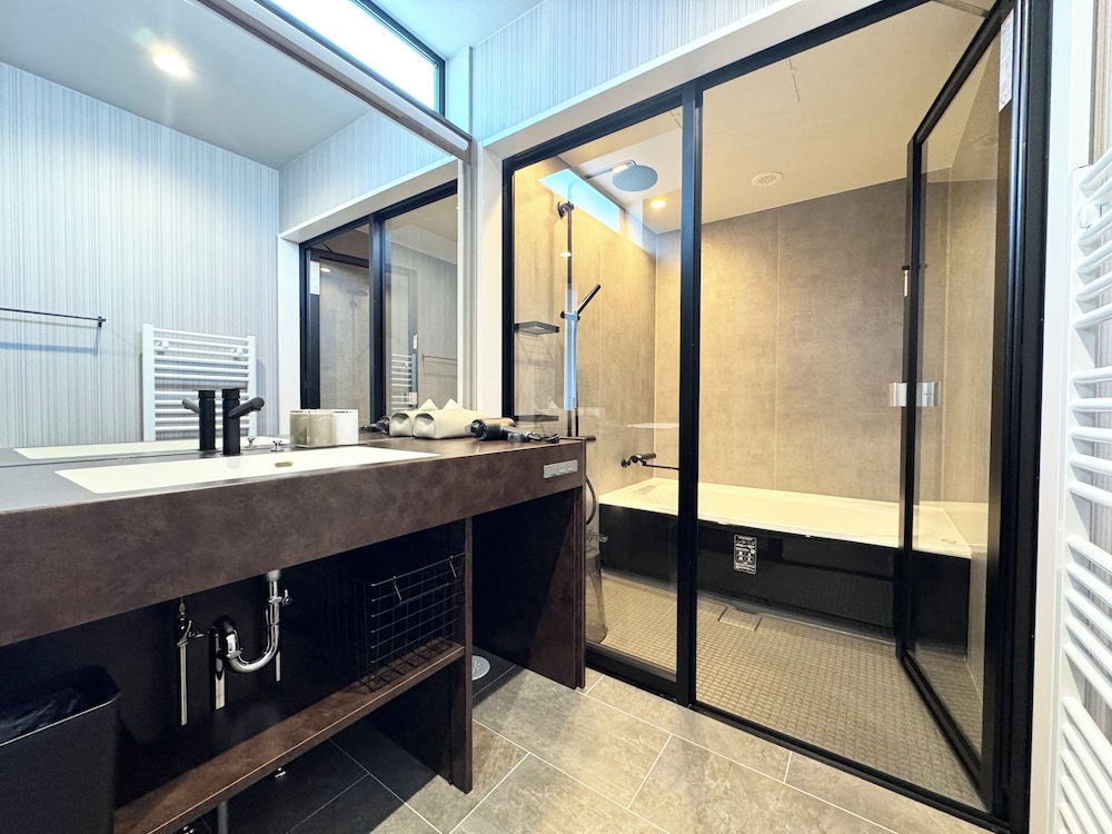 デラックス ヴィラ 3 ベッドルーム バスルーム1 | The Villa Hotels -SAPPORO-