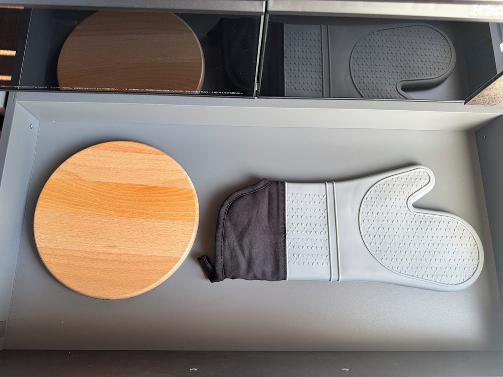 デラックス ヴィラ 3 ベッドルーム 客室内のダイニングエリア1 | The Villa Hotels -SAPPORO-