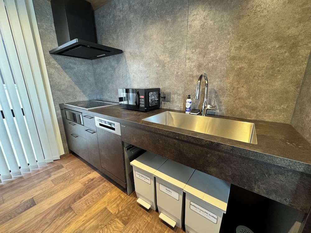 デラックス ヴィラ 3 ベッドルーム 専用キッチン1 | The Villa Hotels -SAPPORO-