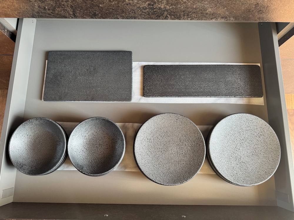 デラックス ヴィラ 3 ベッドルーム 客室内のダイニングエリア8 | The Villa Hotels -SAPPORO-