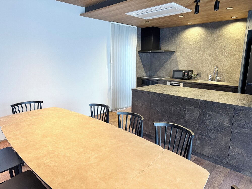 デラックス ヴィラ 3 ベッドルーム 客室内のダイニングエリア0 | The Villa Hotels -SAPPORO-