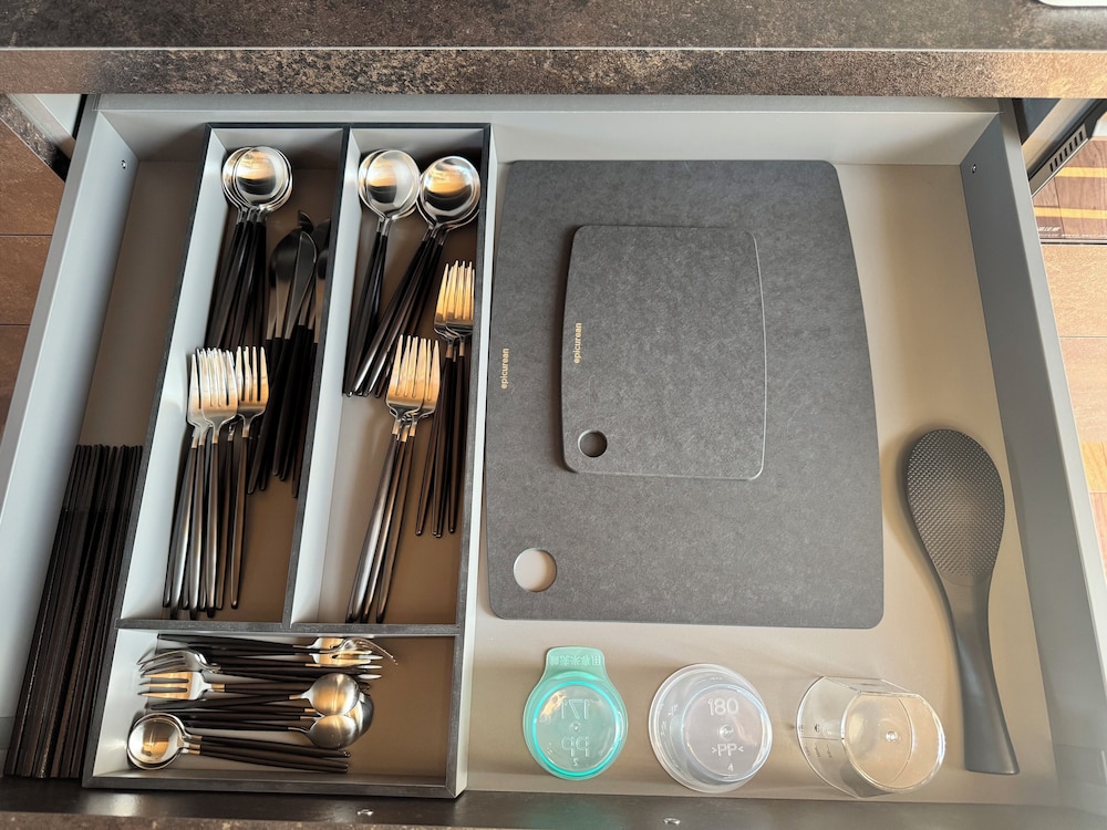 デラックス ヴィラ 3 ベッドルーム 客室内のダイニングエリア5 | The Villa Hotels -SAPPORO-