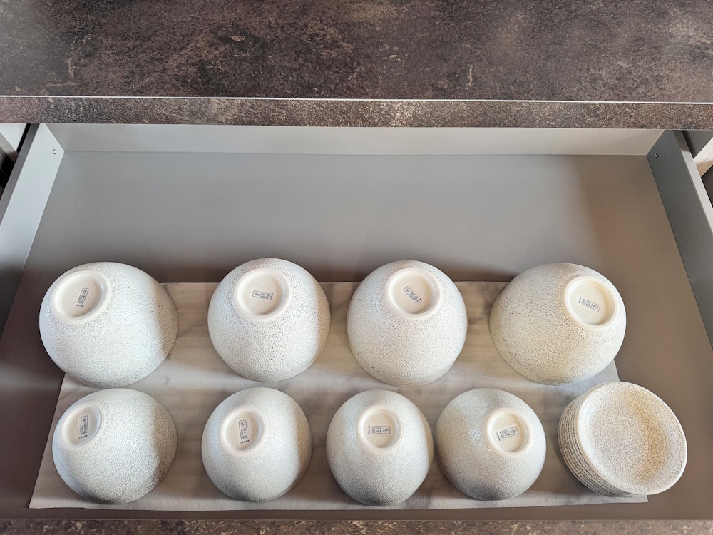 デラックス ヴィラ 3 ベッドルーム 客室内のダイニングエリア3 | The Villa Hotels -SAPPORO-