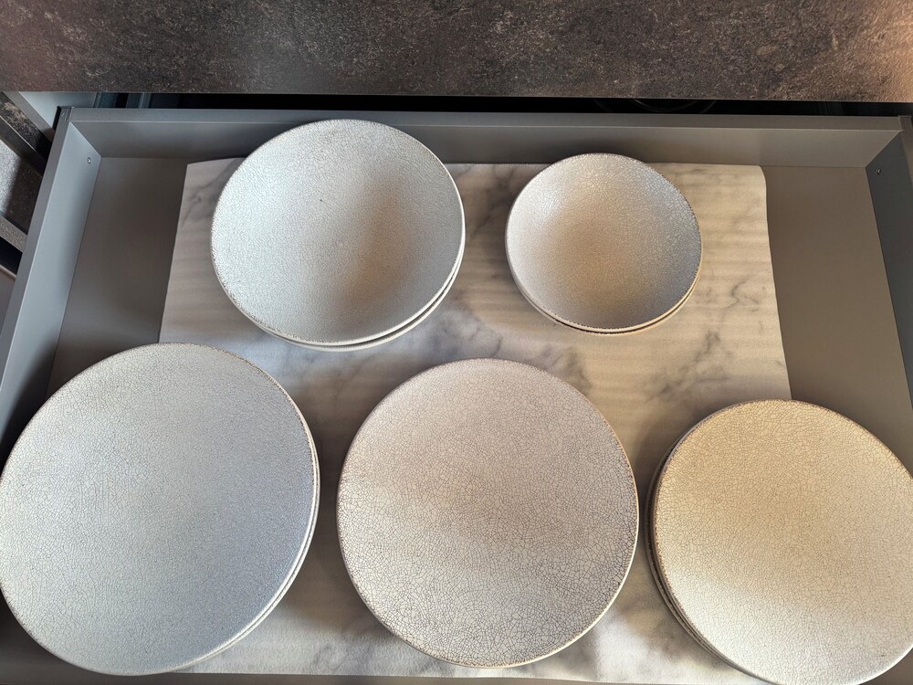 デラックス ヴィラ 3 ベッドルーム 客室内のダイニングエリア9 | The Villa Hotels -SAPPORO-