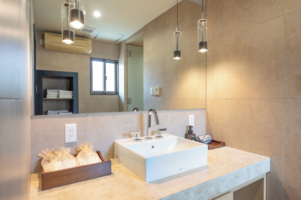 ヴィラ バルコニー プールビュー バスルーム1 | Ocean Front Villa Ishigakijima Ⅰ