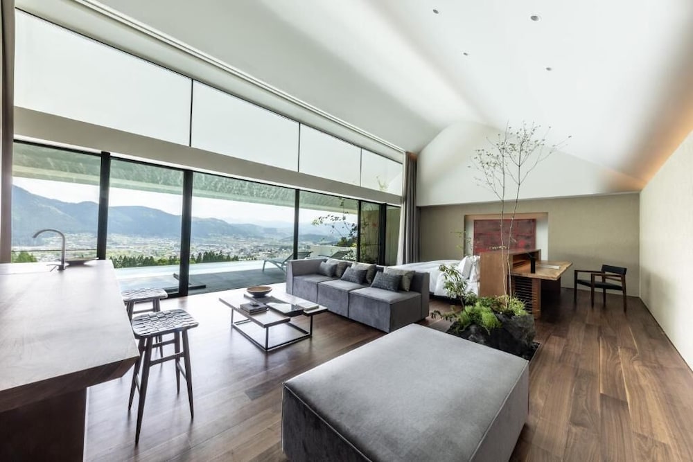 エグゼクティブ ヴィラ リビング エリア0 | ENOWA YUFUIN