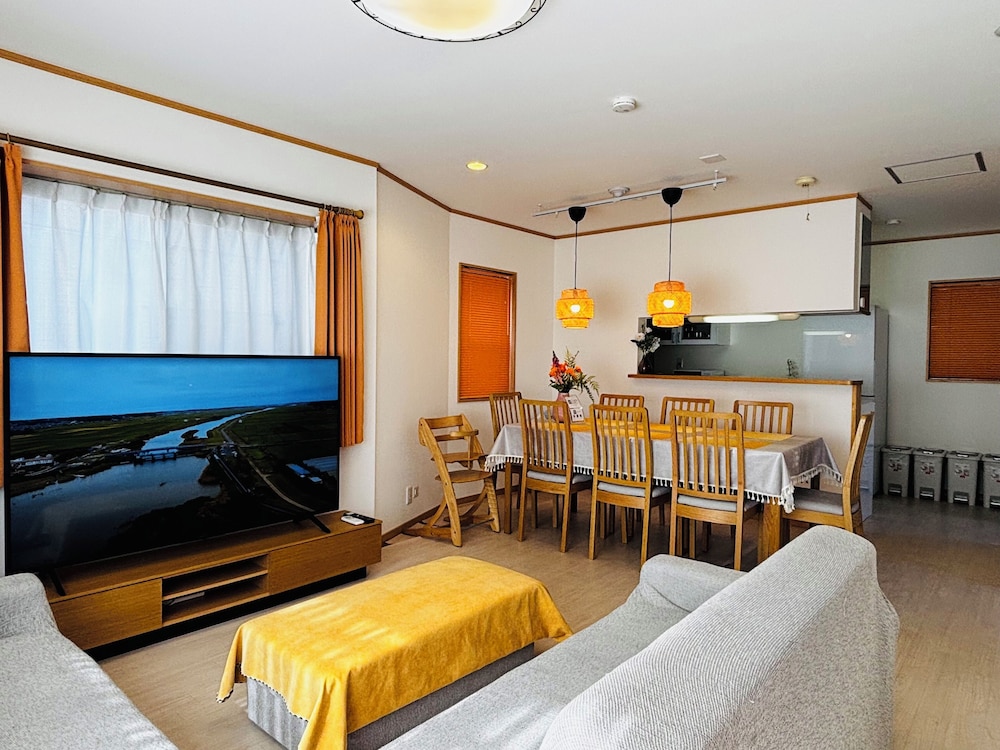 ハウス 4 ベッドルーム キッチン シティビュー リビング エリア6 | Kamei House