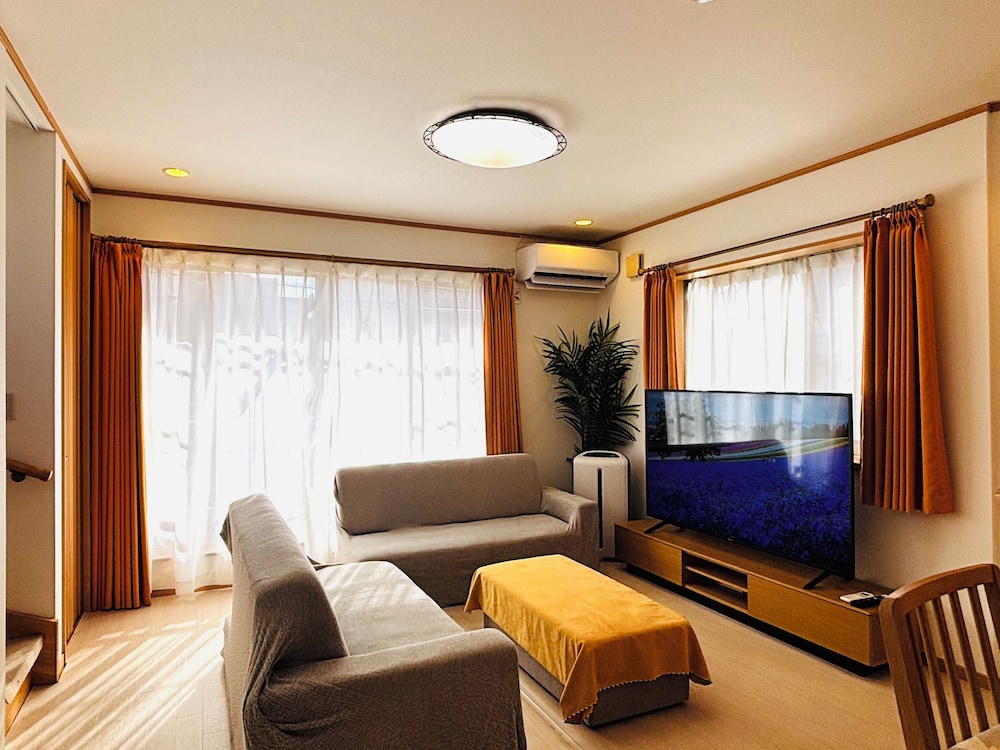 ハウス 4 ベッドルーム キッチン シティビュー リビング エリア3 | Kamei House