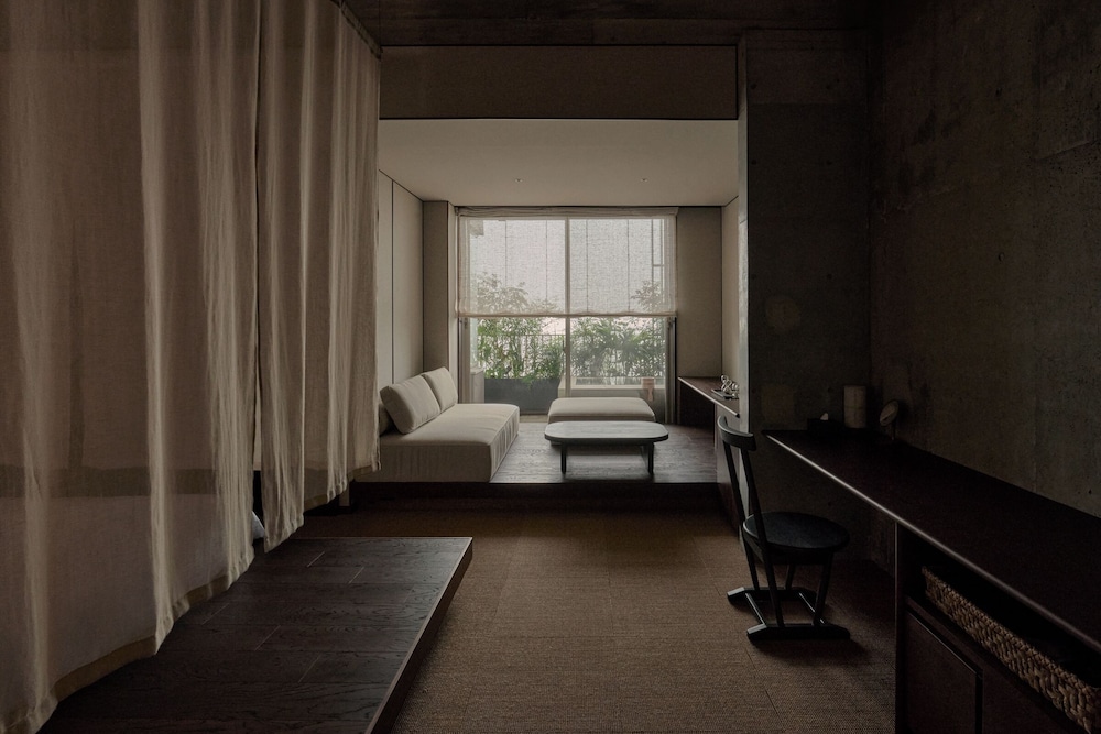 ラグジュアリー ツインルーム バルコニー マウンテンビュー リビング エリア3 | KÚON 箱根強羅