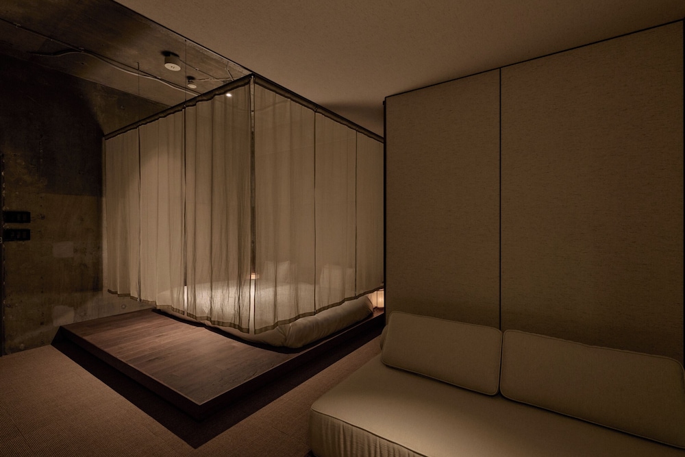 ラグジュアリー ツインルーム バルコニー マウンテンビュー リビング エリア1 | KÚON 箱根強羅