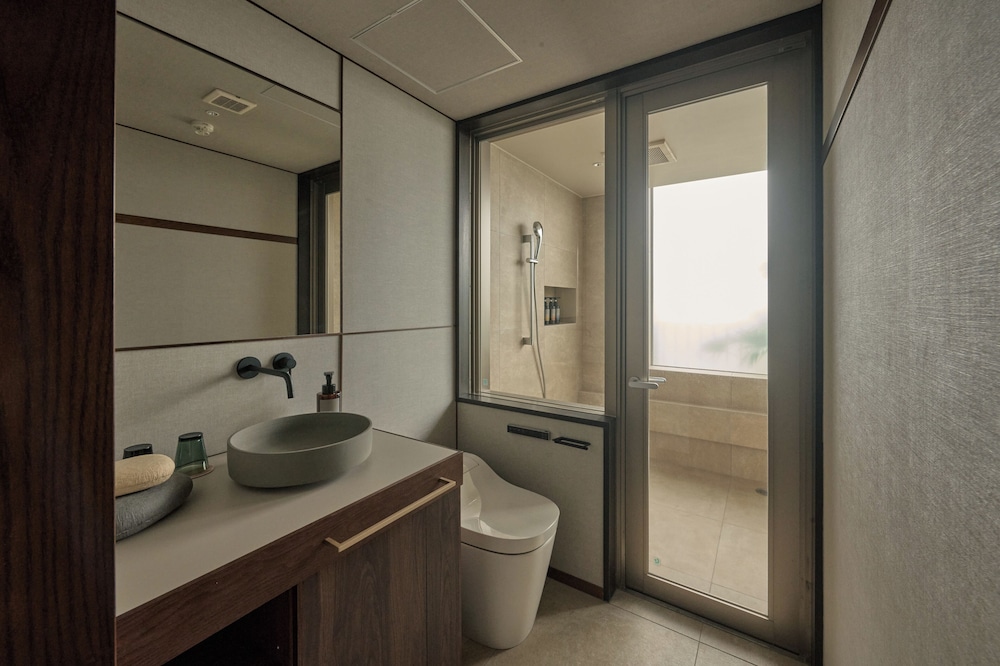 ラグジュアリー ツインルーム バルコニー マウンテンビュー バスルーム1 | KÚON 箱根強羅