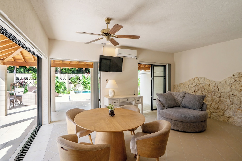 ラグジュアリー ヴィラ プールビュー 客室1 | THE GARDEN Bise