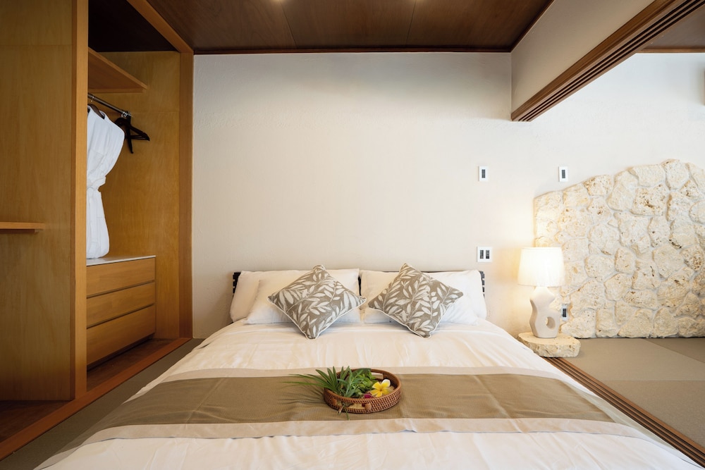 デラックス ヴィラ プールビュー（ジャグジー付き） 客室1 | THE GARDEN Bise