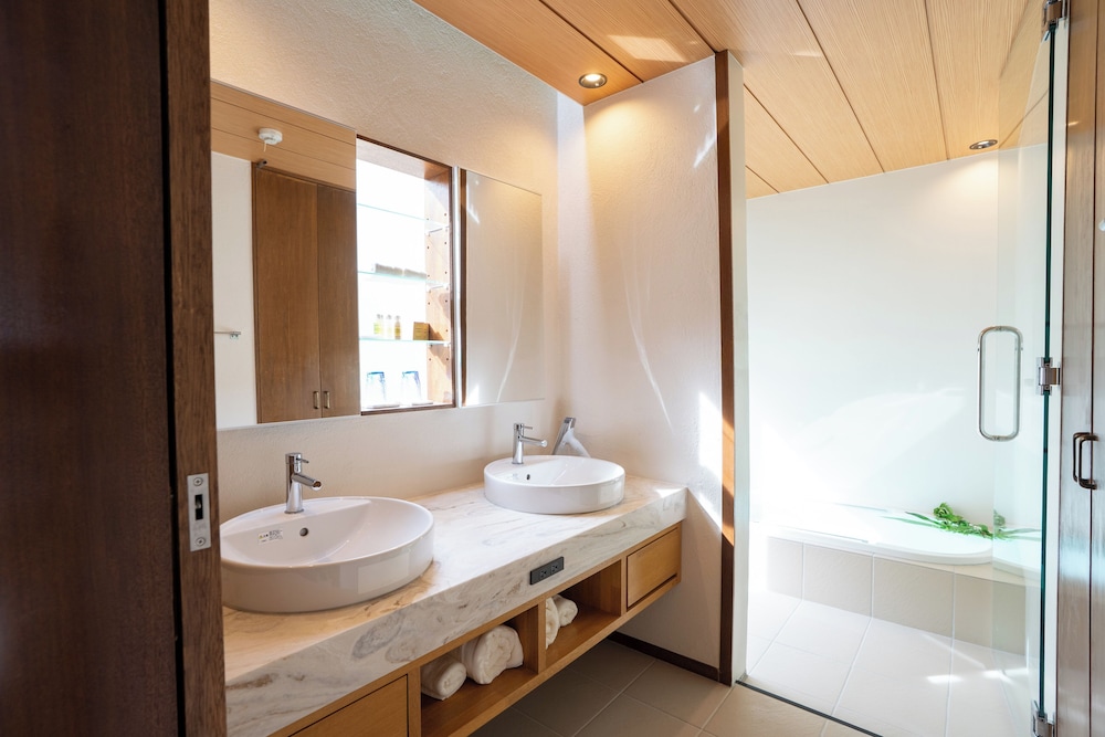 デラックス ヴィラ プールビュー（ジャグジー付き） バスルーム2 | THE GARDEN Bise