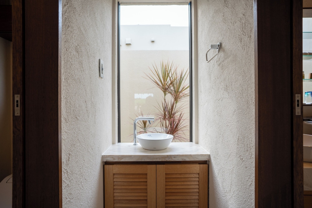 デラックス ヴィラ プールビュー（ジャグジー付き） 客室2 | THE GARDEN Bise