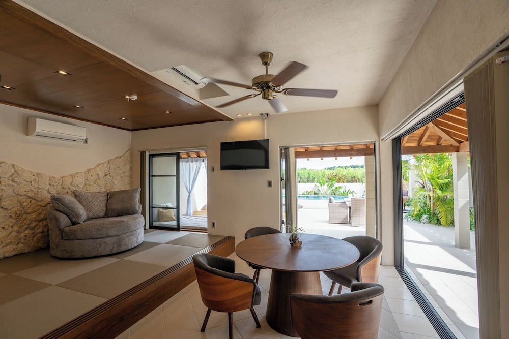 デラックス ヴィラ プールビュー（ジャグジー付き） リビング エリア0 | THE GARDEN Bise