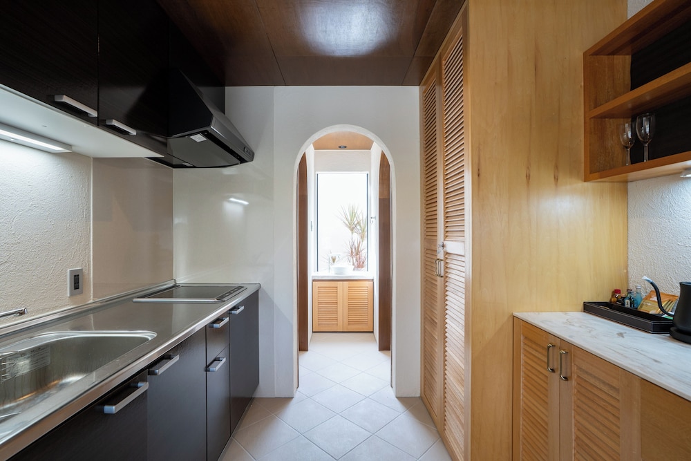 デラックス ヴィラ プールビュー（ジャグジー付き） 専用キッチン0 | THE GARDEN Bise