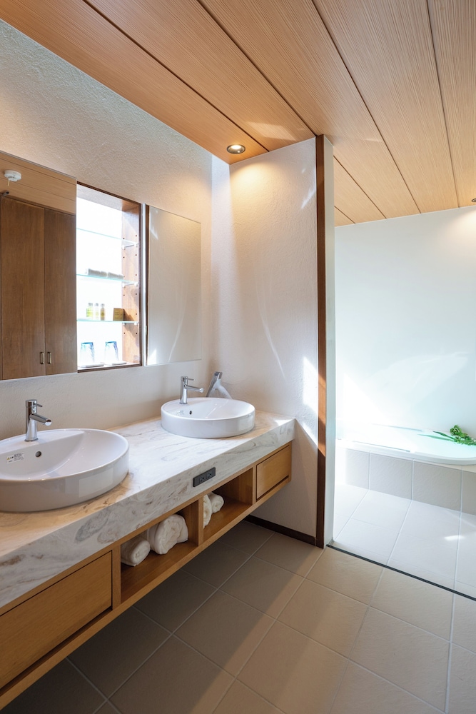 デラックス ヴィラ プールビュー（ジャグジー付き） バスルーム0 | THE GARDEN Bise