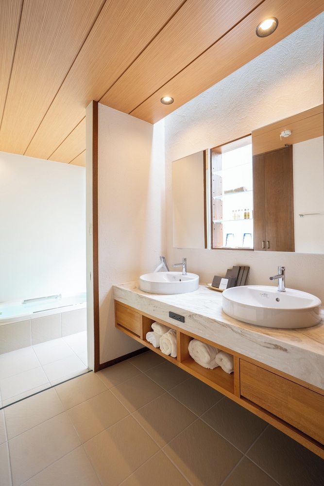 ラグジュアリー ヴィラ プールビュー バスルーム2 | THE GARDEN Bise