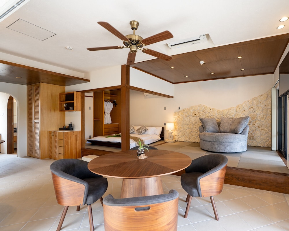 デラックス ヴィラ プールビュー（ジャグジー付き） 客室3 | THE GARDEN Bise