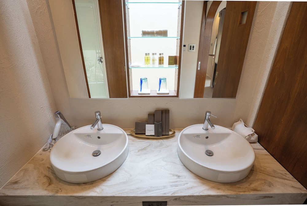 デラックス ヴィラ プールビュー（ジャグジー付き） バスルームの設備0 | THE GARDEN Bise