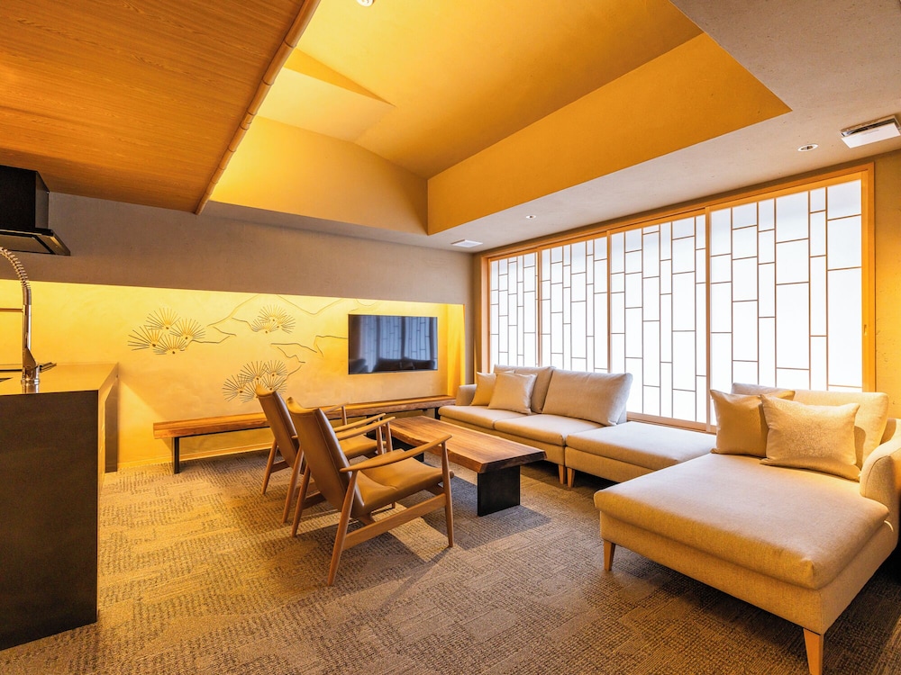 スイート ダブルベッド 2 台 テラス マウンテンビュー リビング エリア3 | あけくれ京都白川