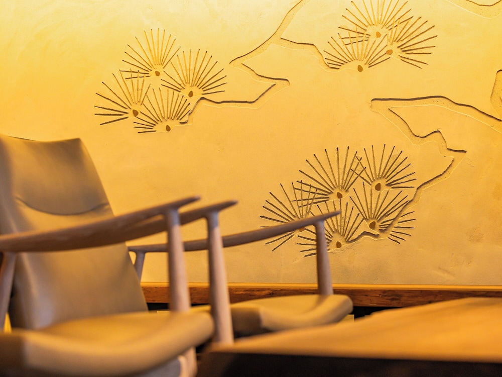 スイート ダブルベッド 2 台 テラス マウンテンビュー リビング エリア1 | あけくれ京都白川